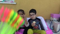 Işıldayan renkli su balonları Salih ve Esma balon patlatıp renkleri öğreniyor, oyuncak ve çocuk