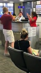 Le superbe show dun passager à l'aéroport de la Nouvelle-Orléans