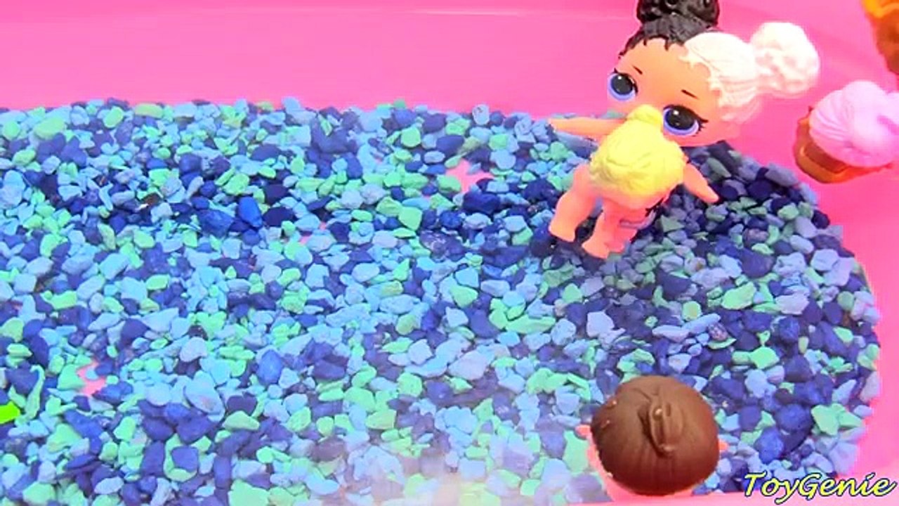 LOL Surprise Series 2 and L.O.L. Lil Sisters Take a Swim