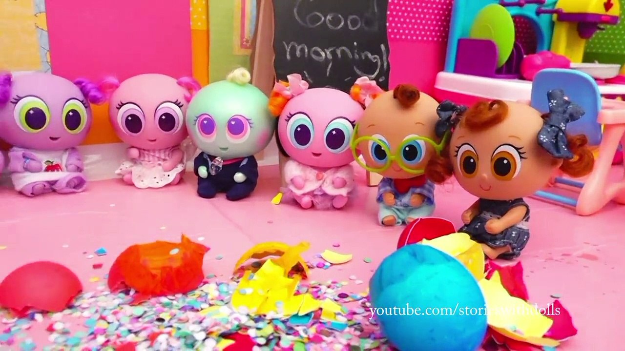 Distroller Babies & Toddlers Coloring Eggs & Easter Egg Hunt at School - Toys for Kids & Baby Dolls