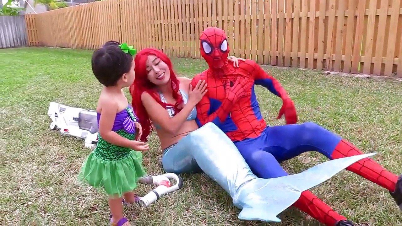 المجمدة إلسا والطفل تصبح إطفائي إلسا ورجل الاطفاء الطفل ث / سبايدرمان، مهرج، ارييل مرميد