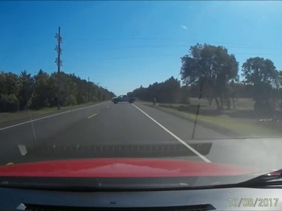 Il  oublie de mettre le frein à main sur son pick-up