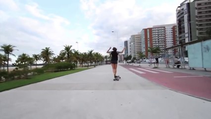 Cette fille danse sur son skate !