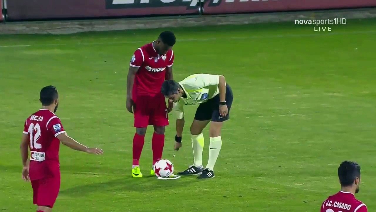 Un joueur de foot essuie le spray de l’arbitre... sur l'arbitre