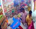 اس ویڈیو میں دیکھیں کس اطمینان کے ساتھ پوری فیملی نے دکان میں چوری کی۔  ویڈیو: محمد ارسلان۔ سعودی عرب