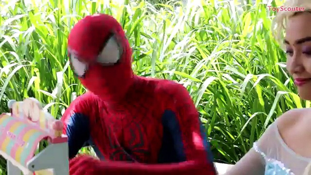 Frozen Elsa Dress Stolen! w/ Maleficent, Spiderman, Wolverine, Hulk & Pink Spidergirl in Real Life