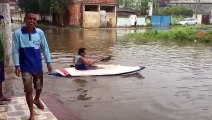 Alagamento obriga homem a sair de casa com bote, em Vila Velha
