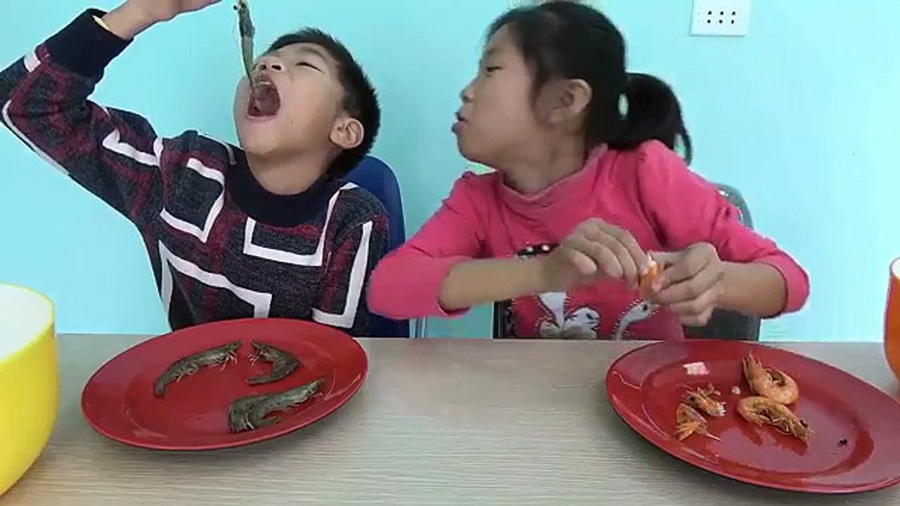 Batman Eat 1000 Pizza Challenge Elsa Drink Fish Sauce GROSS Secret Recipe Giant GUMMY Candy sweets