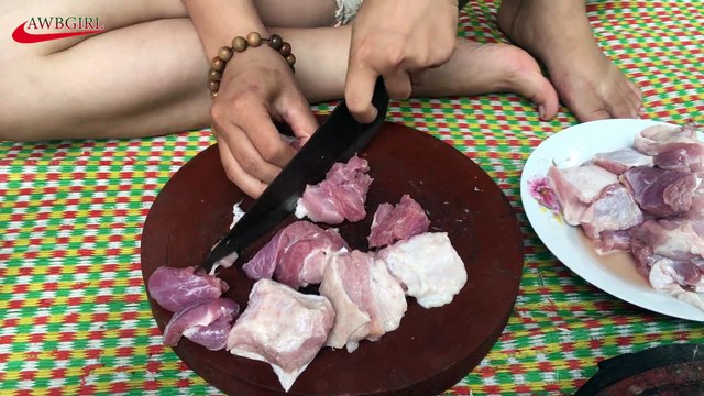 Em gái nông thôn siêu cute làm món trứng kho với thịt ngon - Xem mà thèm chảy rãi p1