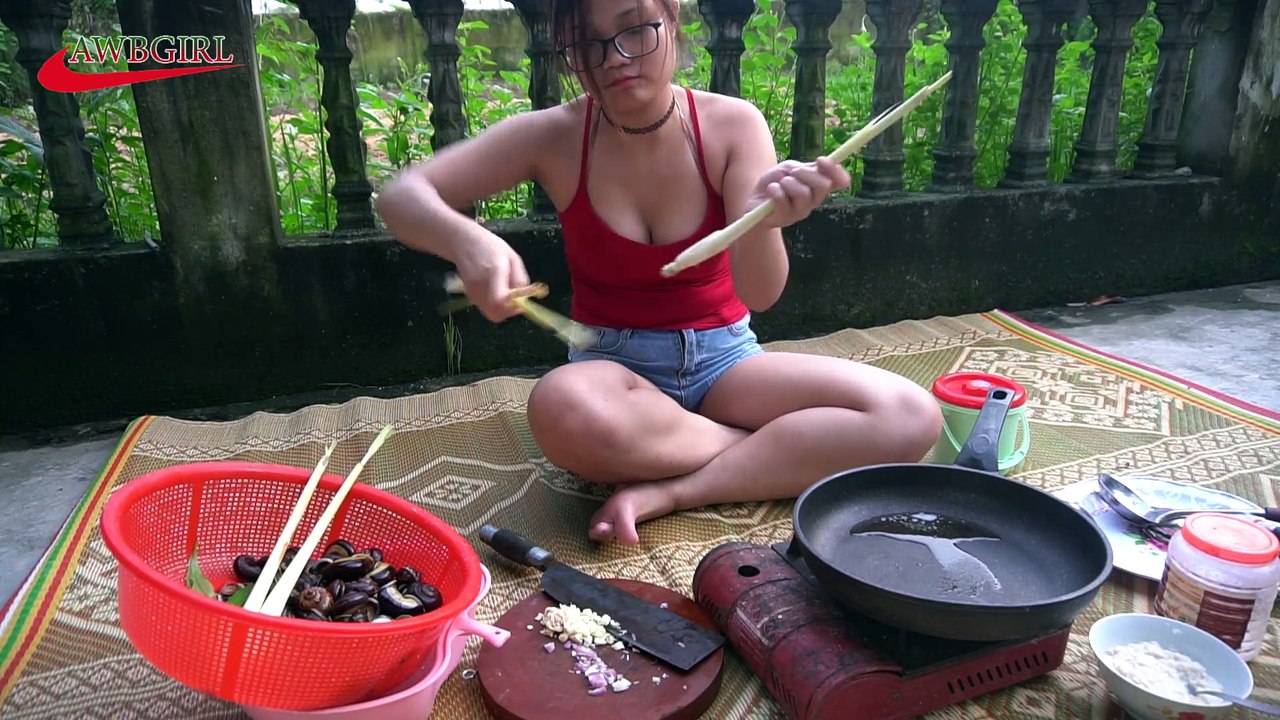 Em Gái Xinh Nấu Ăn , Món Ôc Rừng Xào Ngon Chưa Từng Thấy