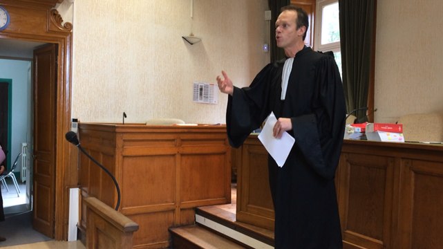 Le bâtonnier du tribunal Coutances - Avranches Laurent Marin prend la parole à Avranches