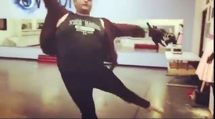 Ce danseur en surpoids nous fait une démonstration de ses surprenant talents
