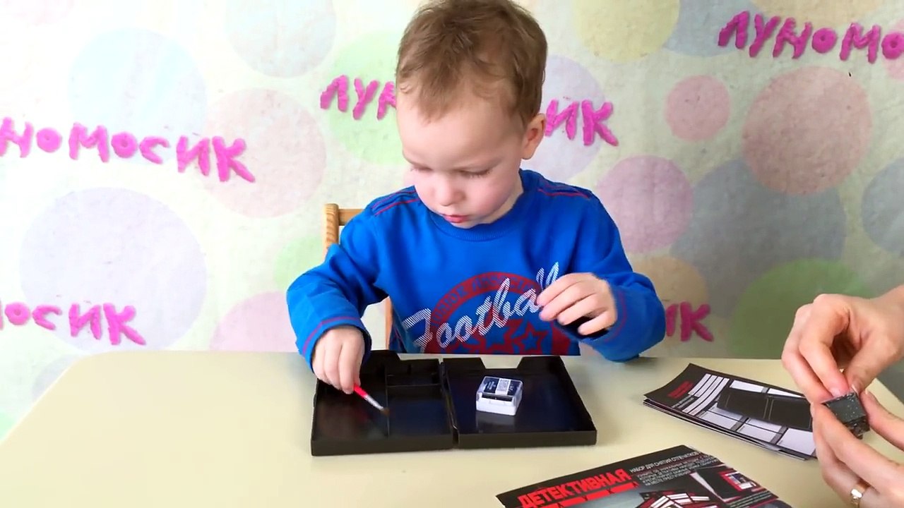 Снимаем отпечатки пальцев. Набор «Детективная наука» – для настоящих следопытов! Таких, как Даша.