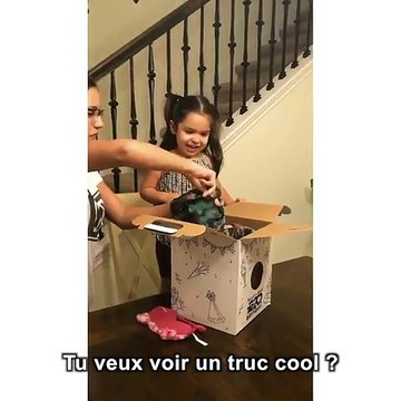 La réaction d'une fillette qui entend la voix de son père dans une peluche