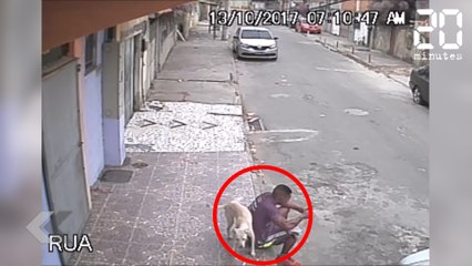 Il se fait uriner dessus par un chien - Le Rewind du mercredi 17 octobre 2017