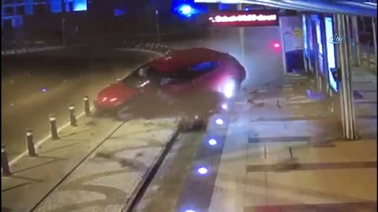 Hızını Alamayan Aracın Tramvay Durağına Çarptığı Anlar Kamerada