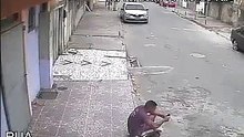 Cão de rua confunde jovem com poste e é adotado depois de um belo xixi