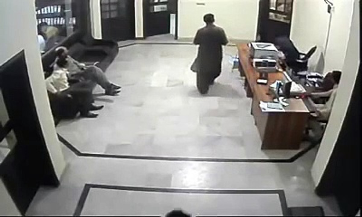 یہ فلم نہیں حقیقت ہے ۔ راولپنڈی میں کیو موبائیل کے آفس میں گھس کر مینیجر کو قتل کر دیا خوفناک ویڈیو