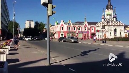 Jouer au Foot par-dessus les voitures qui roulent sur une 3 voies !