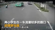 Ce chauffeur de Bus aide 2 fillette à traverser la route en toute sécurité !