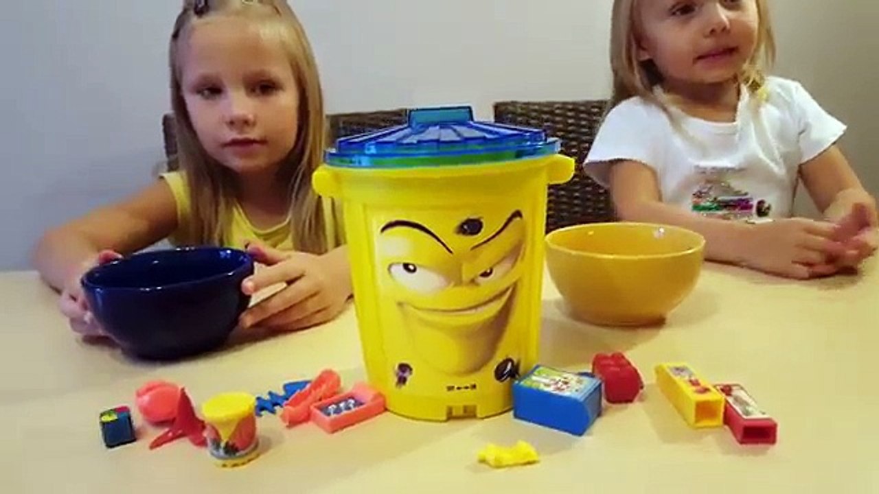 ЧЕЛЛЕНДЖ - ДЕВОЧКИ ПРОТИВ МУХ ! Алиса Николь Роются в МУСОРНИКЕ CHALLANGE Trashcan WITH FLIES вызов