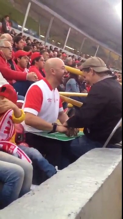 Un homme « montre » un match de foot à une personne aveugle et sourde