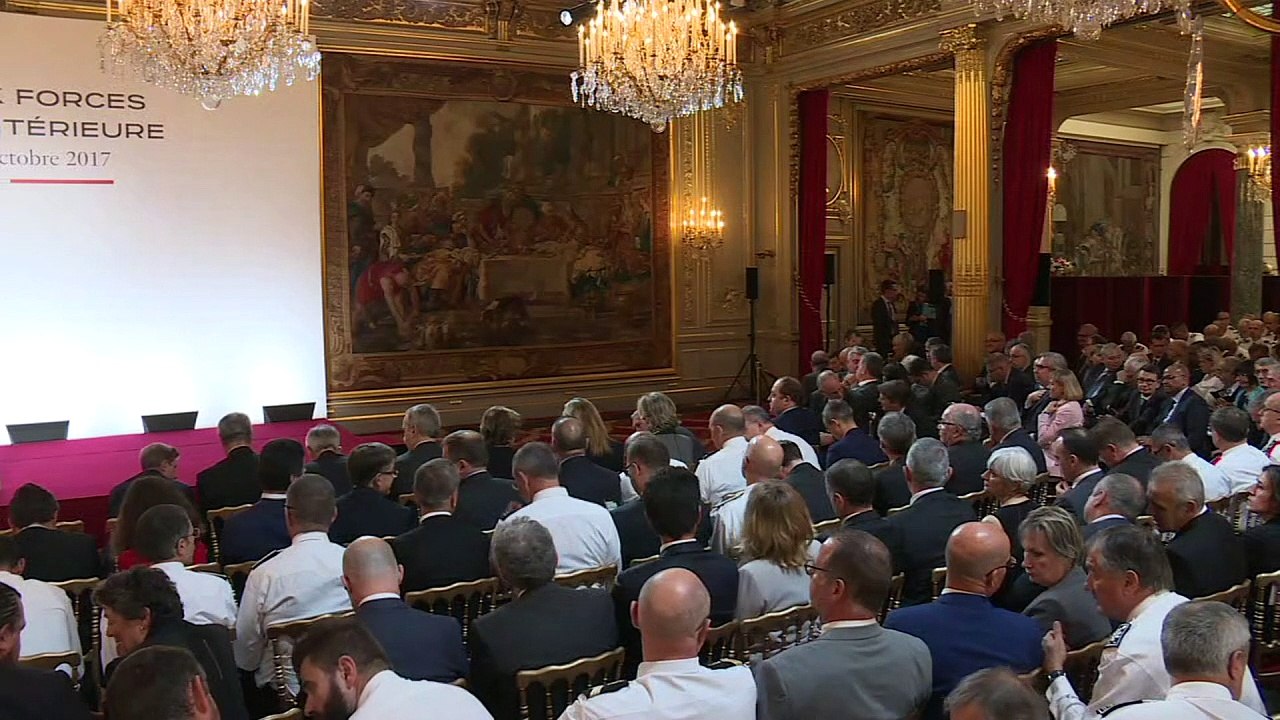 França adota lei antiterrorista e Macron anuncia plano