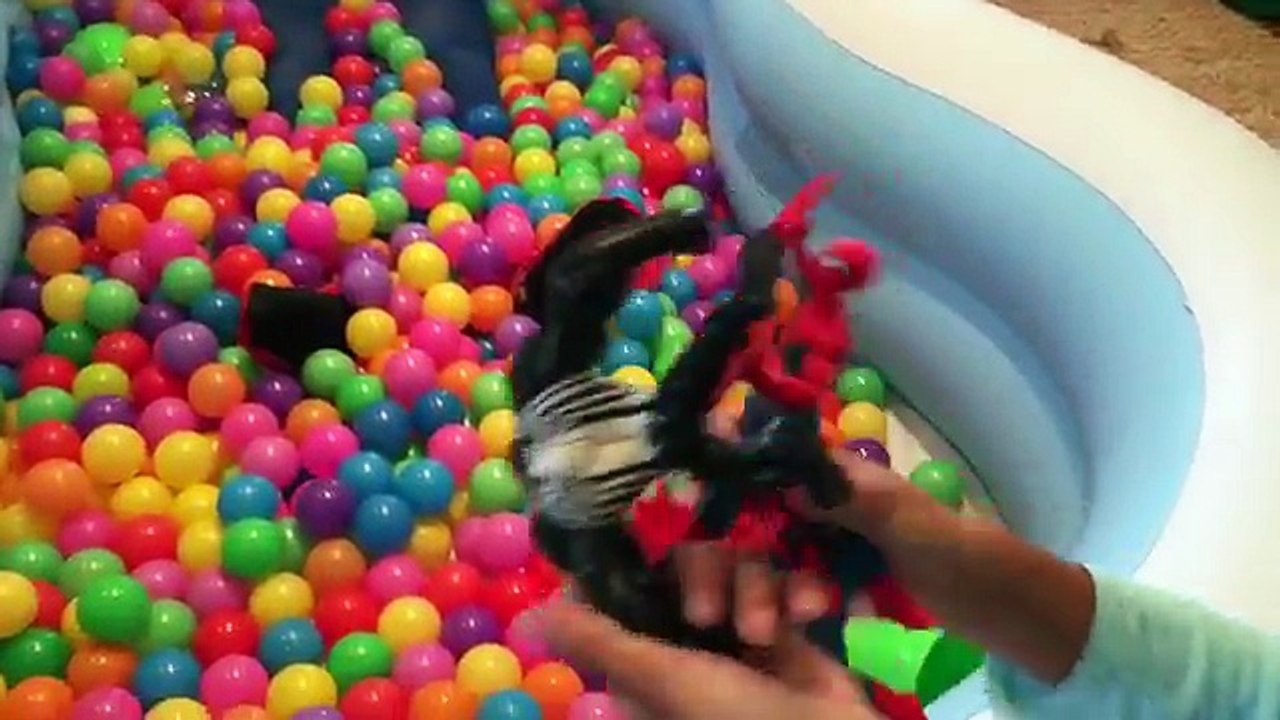Spider-man vs Venom Egg Surprise Toy Opening in a Ball Pit