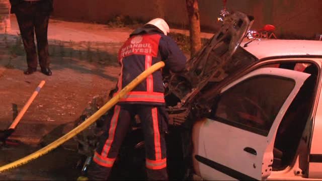 Kağıthane'de Kundaklama Araçların Alev Alev Yanma Anı Kamerada