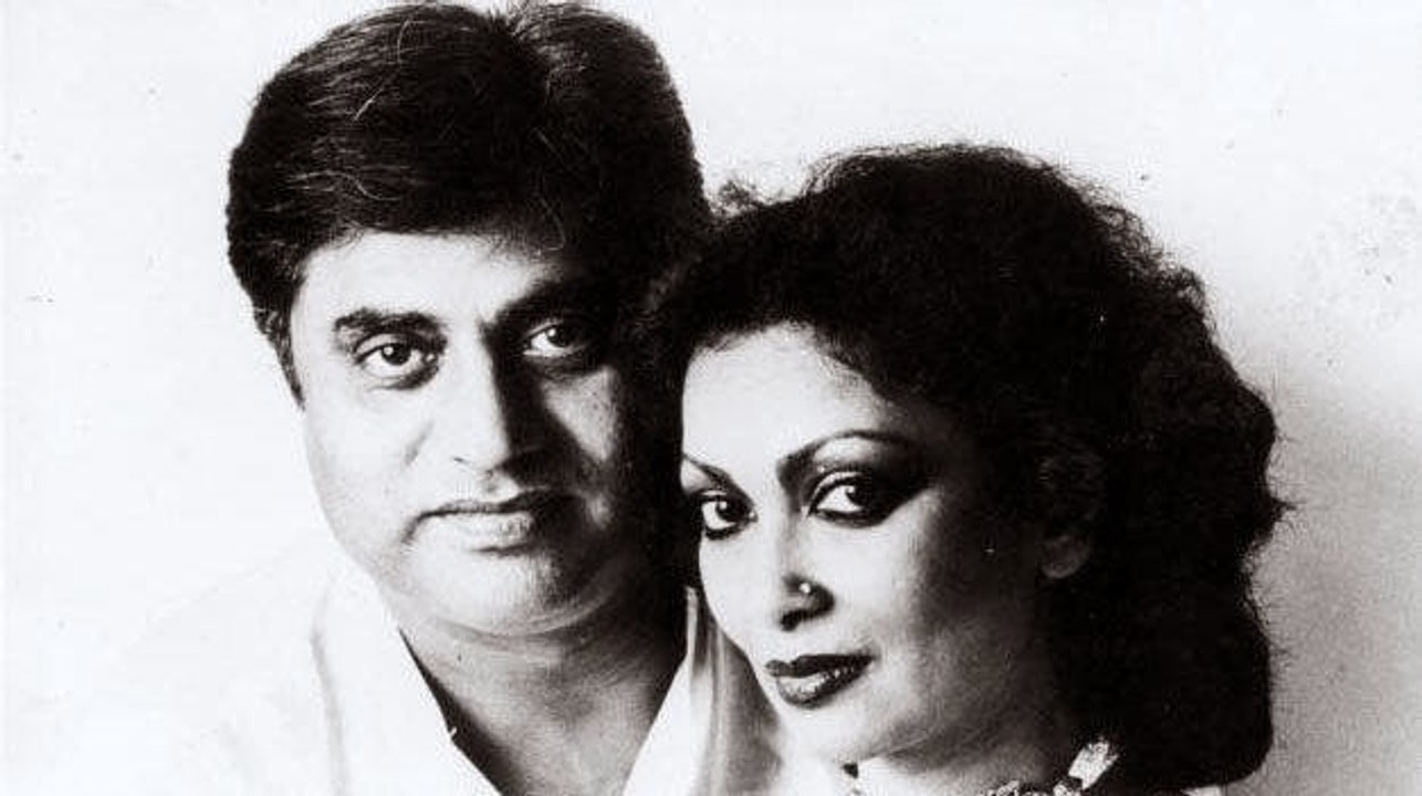 Aadmi Aadmi Ko Kya Dega - Jagjit singh , Chitra Singh.