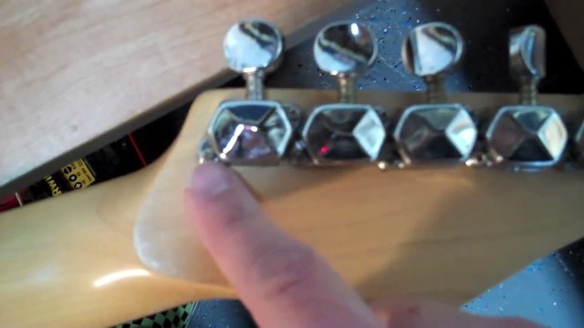Upgrading your Fender Squier guitar DIY (how to): Gotoh locking tuners