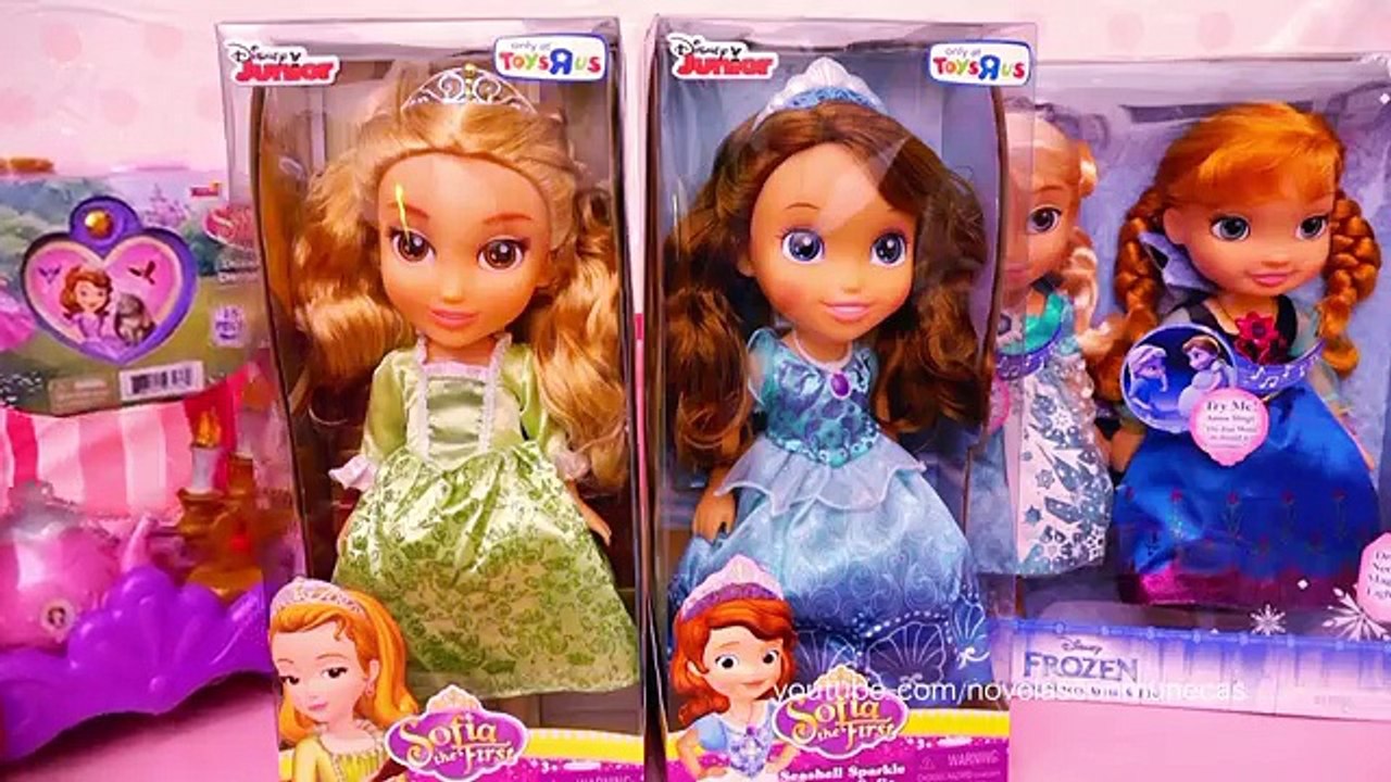 Juguetes de Disney - Frozen Anna y Elsa bebés ayudan a Sofia a hacer un té de cumpleaños para Amber