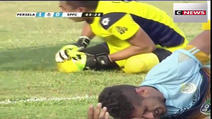 Detik-detik Insiden Tabrakan Kiper Persela Lamongan Choirul Huda