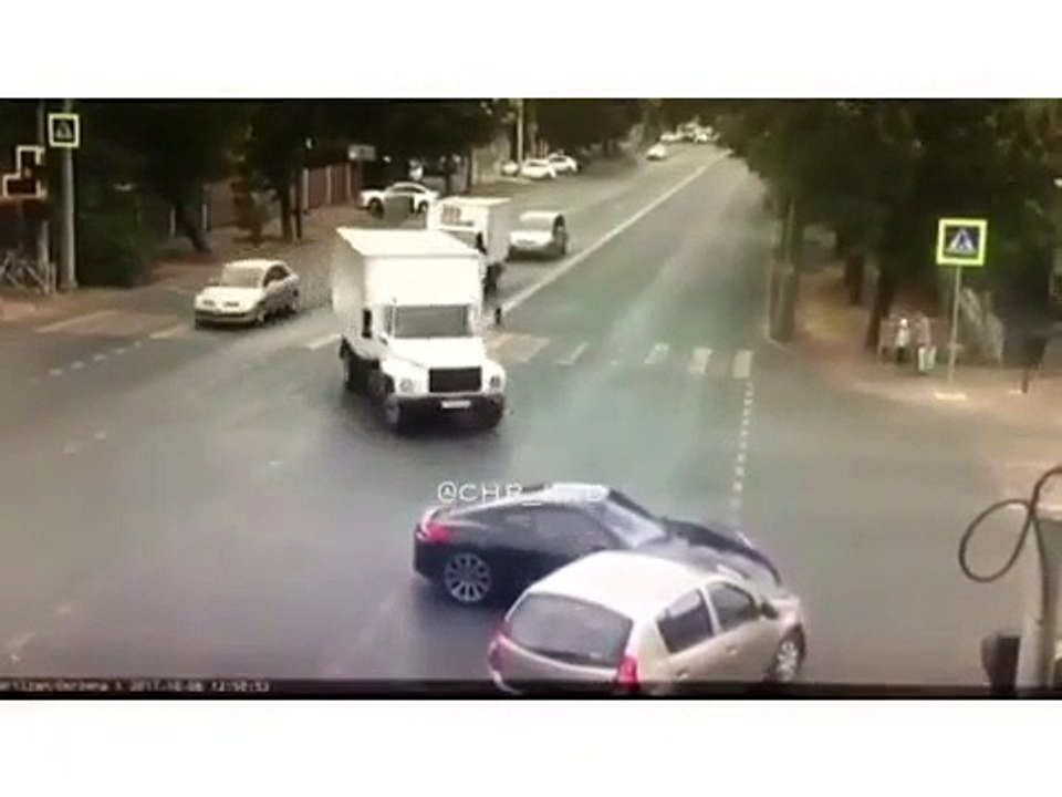 Un automobiliste en Porsche veut faire un délit de fuite après avoir causé un accident  raté !
