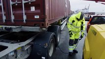 Volvo Trucks - Volvo Trucks vs 750 Tonnes: An extreme heavy haulage challenge