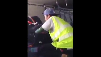 Không biết bị quay phim, nhân viên sân bay vô tư trộm hành lý