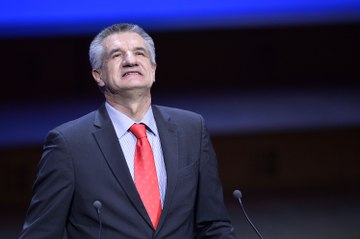 Jean Lassalle accusé d'avoir mis une "main aux fesses"
