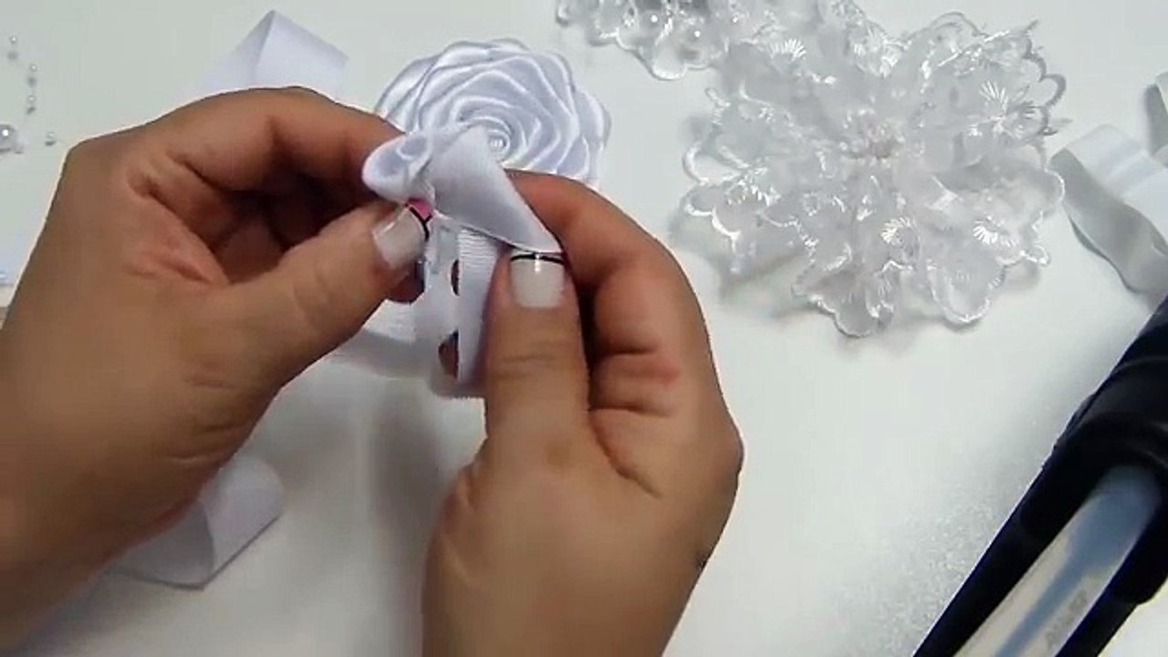 Como elaborar la Flor Rococo grande para una tiara de bautizo, video #539, Flores Liston faciles