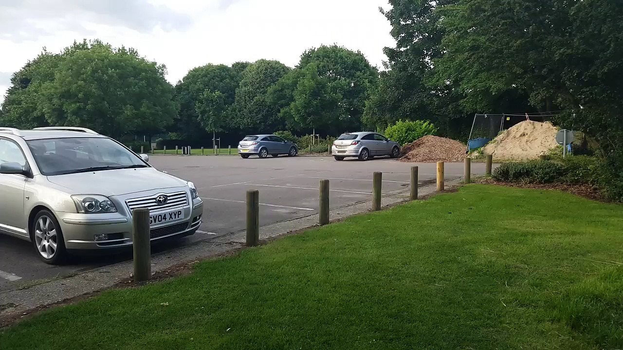 Dude falls for 'same car' trick-Y3FEAWypt9E