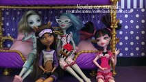 Juguetes de Monster High en español - Fiesta de pijamas con Clawd y Draculaura y otras muñecas de MH