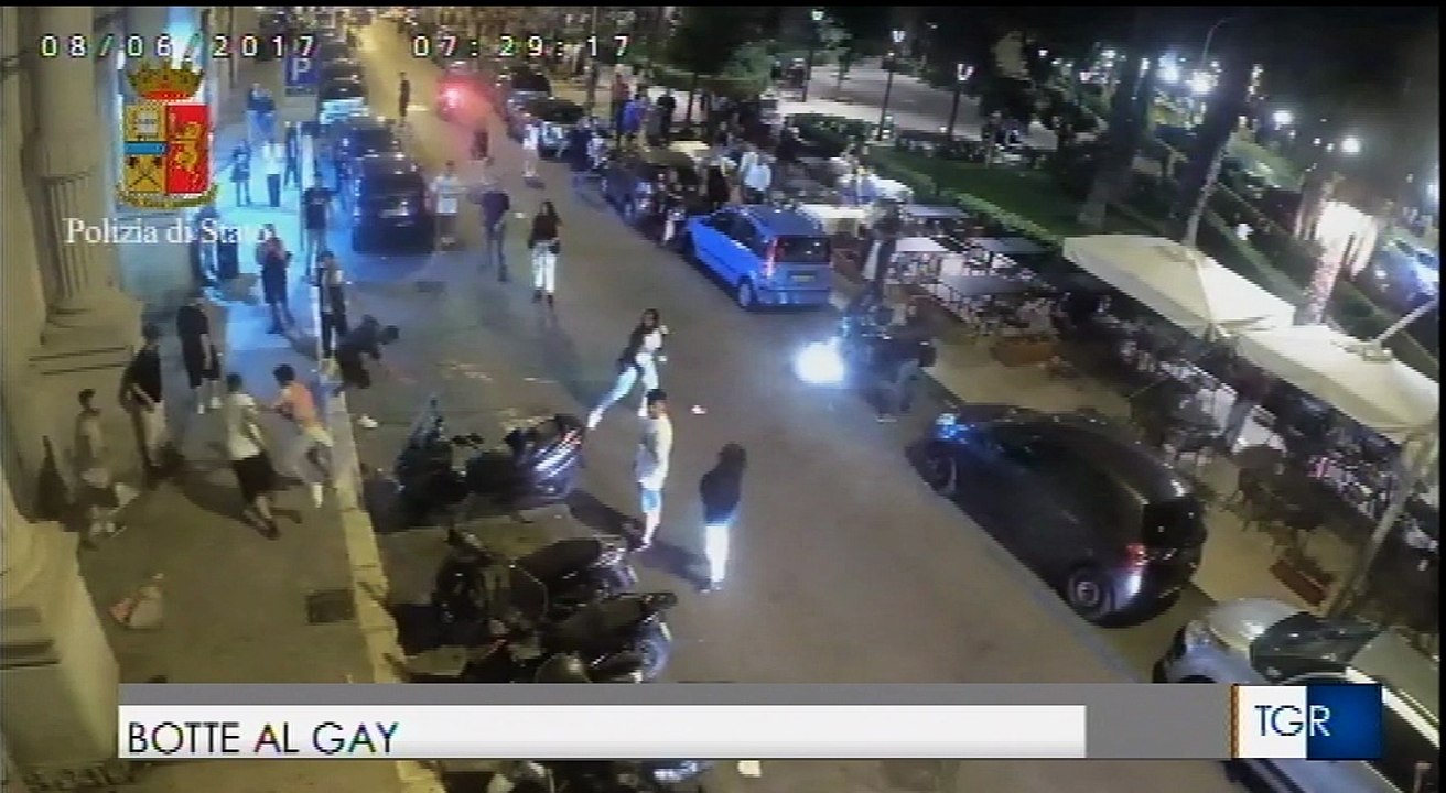 Bari: picchiati solo perché gay