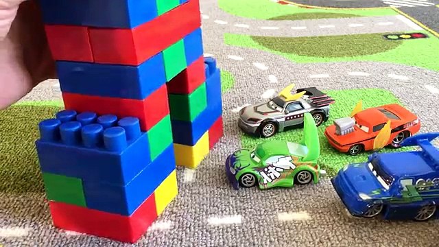 Тачки Маквин Полицейская Машина против Робота Гиганта Мультики про Машинки Cars McQueen