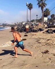 Il court vers la mer et s’envole en prenant une grosse vague sur son skimboard