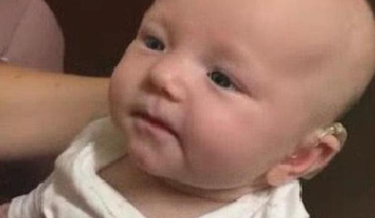 Annesinin sesini ilk kez duyan 2 aylık bebeğin tepkileri duygulandırdı