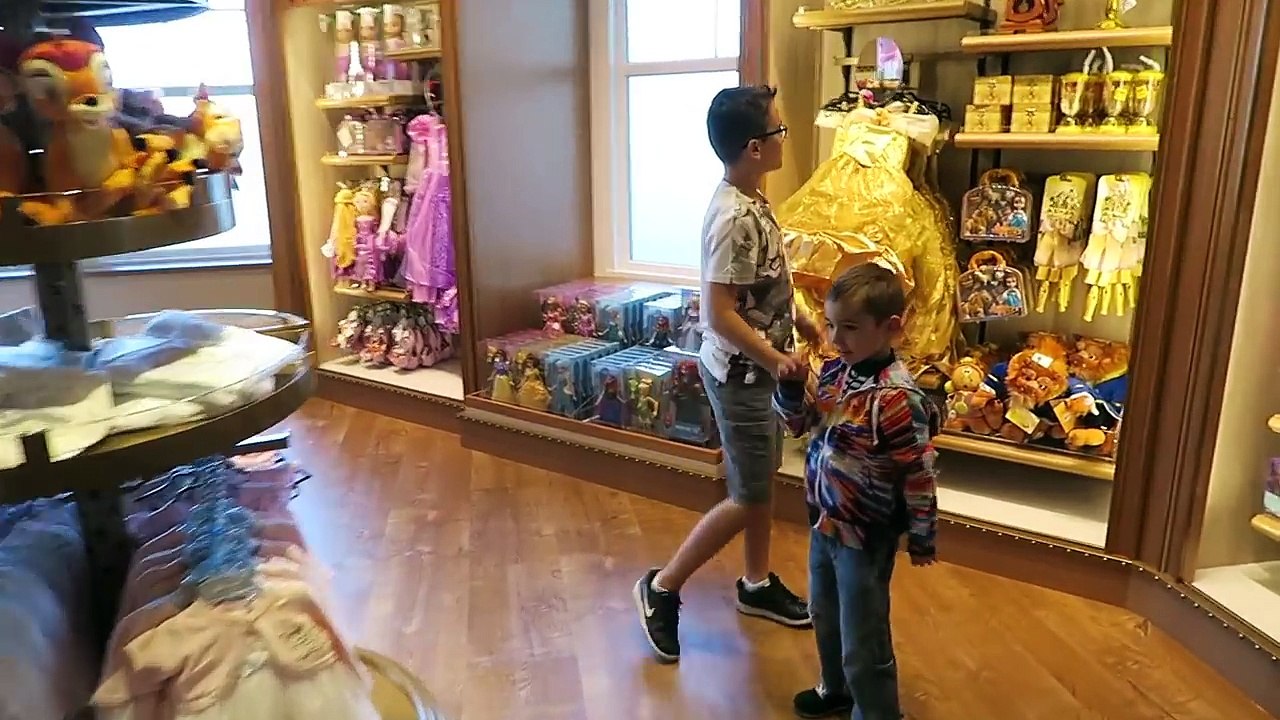 VLOG - ROOM TOUR & HÔTEL TOUR à DISNEYLAND PARIS