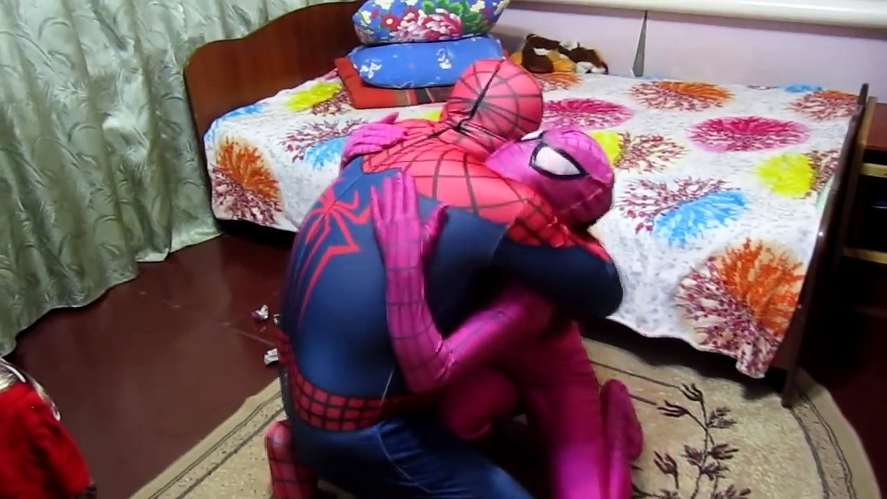 SPIDERMAN VS PINK SPIDERGIRL VS WITCH / STINKY SMELL VACUUM / Супергерои в реальной жизни