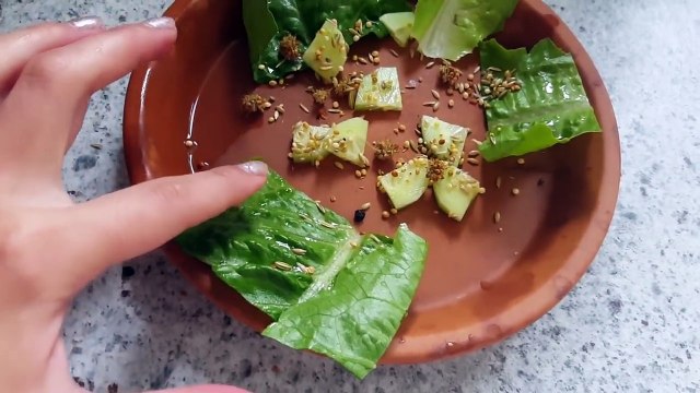 Wellensittiche an Obst und Gemüse gewöhnen