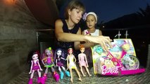 Barbie bisiklet , barbie ve monster high arkadaşları deniyorlar, eğlenceli çocuk videosu