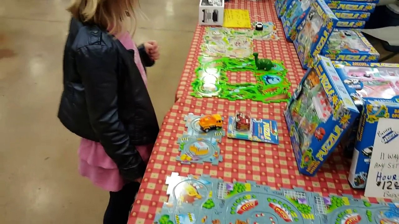 Finding pearls in oysters! | Life With Jillian & Addie | Babyteeth4