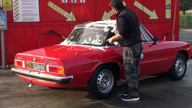 ALFA ROMEO SPIDER DUETTO YEAR 1972 HOW TO WASH THE CAPOTE